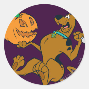 Sticker Rond Scooby-Doo découpant le citrouille