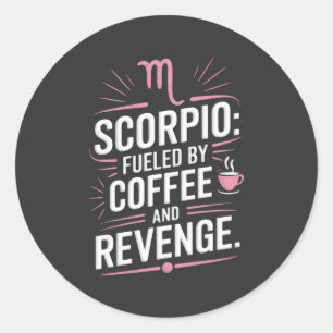 Sticker Rond Scorpio : Alimenté par Coffee et Revenge Drôle Cit