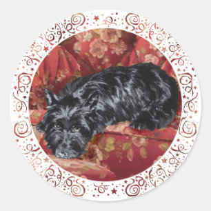 Sticker Rond Scottie dans une grande chaise rouge