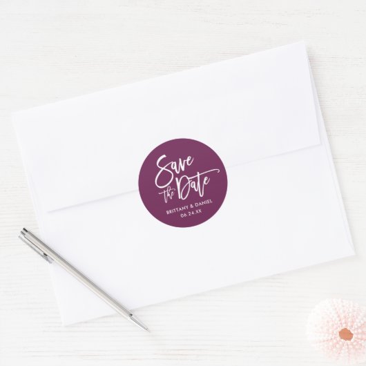 Sticker Rond Script De Brosse Enregistrer La Date Cassis Envelo (Enveloppe)