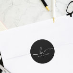 Sticker Rond Script de calligraphie Monogramme mariage Faveur p<br><div class="desc">Améliorez l'élégance de vos faveurs de mariage avec notre Mariage Monogram Calligraphy Script Custom Favor Classic Round Stickers. Ces stickers exquis sont plus que de simples étiquettes, ils reflètent votre goût sophistiqué et votre attention aux détails. Avec un script de calligraphie intemporel et votre monogramme personnalisé, ces autocollants ajoutent une...</div>