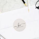 Sticker Rond Script de calligraphie Monogramme mariage Faveur p<br><div class="desc">Améliorez l'élégance de vos faveurs de mariage et des invitations avec notre Mariage Monogram Calligraphy Script Custom Favor Classic Round Stickers. Ces autocollants, ornés d'un magnifique monogramme de script de calligraphie, créent une touche sophistiquée et personnalisée à votre papeterie mariage. Avec les initiales de la mariée et du marié, ces...</div>