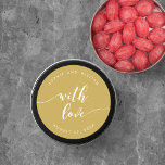 Sticker Rond Script De Relax Avec Mariage De Couleur Amoureux M<br><div class="desc">Un autocollant de faveur de mariage avec les mots "avec amour" dans un script de relaxation cursive en blanc contre une couleur d'arrière - plan modifiable (cliquez sur personnaliser pour accéder). Personnalisez-le en remplaçant le texte de l'espace réservé. Pour plus d'options comme changer la police et sa taille/couleur, développer la...</div>
