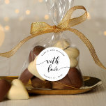 Sticker Rond Script de relaxation noir et blanc avec Mariage d'<br><div class="desc">Un autocollant de faveur de mariage avec les mots "avec amour" dans un script de relaxation cursive en noir contre un arrière - plan blanc. Personnalisez-le en remplaçant le texte de l'espace réservé. Pour plus d'options comme changer la police et sa taille/couleur, développer la courbe /contrat ou l'espacement entre les...</div>