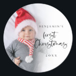 Sticker Rond Script de superposition photo Baby First Christmas<br><div class="desc">Baby moderne Prénom Noël Année Photo Overlay. Idéal pour vos mailings festifs pour commémorer le premier Noël de votre bébé. Un magnifique script pour le premier Noël et le reste du texte est facile à personnaliser avec le nom de votre bébé et l'année. Remplacez l'exemple de photo par le vôtre....</div>