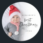 Sticker Rond Script de superposition photo Baby First Christmas<br><div class="desc">Baby moderne Prénom Noël Année Photo Overlay. Idéal pour vos mailings festifs pour commémorer le premier Noël de votre bébé. Un magnifique script pour le premier Noël et le reste du texte est facile à personnaliser avec le nom de votre bébé et l'année. Remplacez l'exemple de photo par le vôtre....</div>