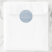 Sticker Rond Script élégant moderne Dusty Baptême bleu (Sac)