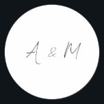 Sticker Rond Script minimal Monogramme Mariage Boho noir blanc<br><div class="desc">Cet élégant autocollant minimaliste à mariage dispose d'un script manuscrit moderne avec initiales personnalisables, ce qui le rend parfait pour sceller des enveloppes, des faveurs de mariage, ou ajouter une touche personnelle à la décoration de l'événement. Le design simple noir sur blanc se marie sans effort avec n'importe quel thème...</div>
