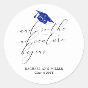 Sticker Rond Script Minimaliste Simple l'Aventure Commence Grad