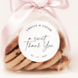 Sticker Rond Script moderne Faveur de mariage personnalisée<br><div class="desc">Il s'agit d'un autocollant moderne et élégant, doté d'une belle police de calligraphie et d'un design minimaliste. Modifiez la plupart* des libellés et toutes les couleurs. // Pour les articles correspondants, visitez la collection "ALICE" dans le magasin Sincerely By Nicole Zazzle. * Si vous aimez ce design mais ne le...</div>