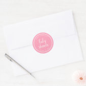 Sticker Rond Script rose et Baby shower en bandes blanches (Enveloppe)