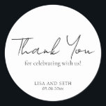 Sticker Rond Script simple élégant minimaliste Mariage classiqu<br><div class="desc">stickers de mariage noir et blanc classique avec un design simple avec une touche moderne et minimaliste. Les mots "Merci" dans le titre,  "Merci pour célébrer avec nous" est dans une élégante typographie de script et le texte restant est dans une police serif traditionnelle.</div>
