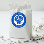 Sticker Rond Seashell Beach Wedding Bleu Blanc CUSTOM<br><div class="desc">Un autocollant parfait pour un mariage amusant ! L'art fait main pour vous ! Parfait pour un mariage, une douche de nage en bord de mer, une fête de bachelorette, une fête de fiançailles ou un anniversaire. ENTIÈREMENT PERSONNALISABLE ! Cliquez sur "personnaliser" pour modifier le texte. Cliquez sur "modifier à...</div>
