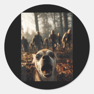 Sticker Rond Selfie de Chihuahua drôle avec forêt de zombies