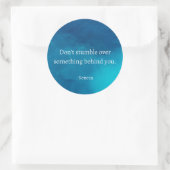 Sticker Rond Seneca : Concentrons-nous sur l'avenir, ne tombez  (Sac)