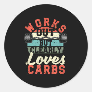 Sticker Rond S'entraîne Mais Aime Clairement Les Glucides Drôle
