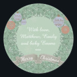 Sticker Rond Serre de Noël Vintage Personnalisée<br><div class="desc">stickers de Noël décoratifs et ornés. Une couronne de dentelle verte ornée de billes encadre votre message de délicats flocons de neige. Idéal pour ajouter des parcelles et des cadeaux de Noël.</div>