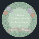 Sticker Rond Serre de Noël Vintage Personnalisée<br><div class="desc">stickers de Noël décoratifs et ornés. Une couronne de dentelle verte ornée de billes encadre votre message de délicats flocons de neige. Idéal pour ajouter des parcelles et des cadeaux de Noël.</div>