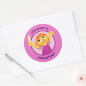 Sticker Rond Sesame Street | Julia tenant une plume (Enveloppe)