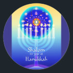 Sticker Rond Shalom aux lumières de Hanoukka Menorah et à<br><div class="desc">Un menorah de Hanoukka brille sur un fond de jaune, de turquoise et de bleu avec un cercle qui ressemble à un kaléidoscope ou à une fenêtre en verre teinté. L'étoile de David rougeoie à l'apex de la bougie centrale (également appelée bougie de Shamash ou la de "employé") qui est...</div>