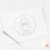 Sticker Rond She's Tying The Knot Pink Blush Bow Bridal Shower (Enveloppe)