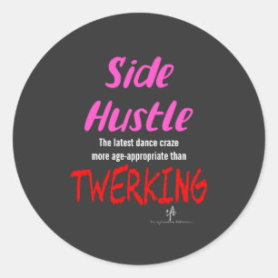 Sticker Rond Side Hustle vs. Twerking Neon Pink Texte Sm.