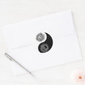 Sticker Rond Signe Yin et yang - Soleil vs Lune (Enveloppe)