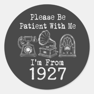 Sticker Rond S'il Vous Plaît Soyez Patient Je Suis De 1927 Anni