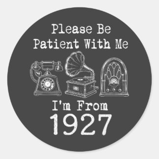 Sticker Rond S'il Vous Plaît Soyez Patient Je Suis De 1927 Anni