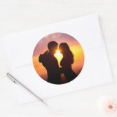 Sticker Rond Silhouette Couple Au coucher Du Soleil (Enveloppe)