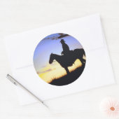 Sticker Rond Silhouette du coucher de soleil de cowboy occident (Enveloppe)