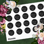 Sticker Rond Simple écriture contemporaine Merci noir<br><div class="desc">Les principaux points focaux de cette suite de design sont des graphismes typographiques créés avec une police d'écriture moderne. Dans ce design, la police élégante et distinctive a été utilisée pour créer une image qui dit "merci". Utilisez les champs modèle pour ajouter vos données personnelles. Modifiez l'arrière - plan en...</div>