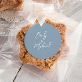 Sticker Rond Simple Elegant Dusty Blue Script Minimal Wedding