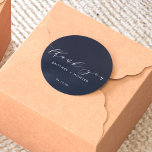 Sticker Rond Simple Elegant Merci Marine Mariage<br><div class="desc">Voici le Sticker rond classique Merci simple et élégant ! Cet autocollant n'est pas seulement un produit, c'est une expression intemporelle de gratitude. Le mélange exquis d'éléments sobres, chic et classiques, non seulement élève l'attrait visuel, mais donne également une touche personnelle à vos faveurs de mariage. Alors, scellez vos enveloppes...</div>
