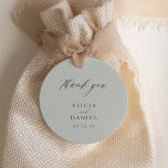 Sticker Rond Simple élégante sauge verte mariage<br><div class="desc">Elégant simple minimaliste sauge vert mariage faveur Merci sticker avec un élégant élégant script de calligraphie chic et élégant.                              Facilité de personnalisation avec vos détails ! Convient pour les mariages de destination de la forêt de pins.</div>