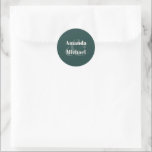 Sticker Rond Simple Emerald Green Mariée moderne et chambre<br><div class="desc">Imaginez un sens de la simplicité moderne avec ce design simple et élégant d'autocollant marié et marié dans le choix de couleur populaire - vert émeraude avec texte vert clair écru. Les noms de la mariée et du marié sont présentés en caractères gras, avec une grande élégante et joignant leurs...</div>