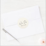 Sticker Rond Simple mariage moderne à la crème<br><div class="desc">Étiquettes de mariage élégantes présentant une mise en page simple et minimale avec "Nous faisons" dans une typographie de script contemporain. Un design classique avec une touche moderne.</div>