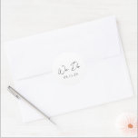 Sticker Rond Simple Mariage Moderne Noir et Blanc<br><div class="desc">Autocollants de mariage élégants présentant une mise en page simple et minimale avec "Nous nous marions" dans une typographie de script contemporain. Un design classique avec une touche moderne.</div>