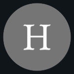 Sticker Rond Simple Mariage Monogramme Gris<br><div class="desc">Autocollant de mariage simple et élégant avec votre monogramme dans une police serif blanche sur un fond gris moyen. Les couleurs de fond et de police peuvent être modifiées selon vos souhaits. Un design basique et simple qui reste élégant. Ces autocollants modernes et minimalistes font de grands sceaux d'enveloppe.</div>