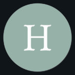 Sticker Rond Simple Mariage Vert Sauge Monogramme<br><div class="desc">Autocollant de mariage simple et élégant avec votre monogramme dans une police serif blanche sur un fond vert sauge. Les couleurs de fond et de police peuvent être changées en n'importe quelle couleur que vous souhaitez. Un design basique et simple qui reste élégant. Ces autocollants modernes et minimalistes font de...</div>