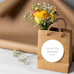 Sticker Rond Simple minimaliste Merci Mariage noir et blanc<br><div class="desc">Améliorez votre gratitude avec nos Stickers Mariage minimaliste Noir & Blanc Merci Classic Round Stickers. Ces stickers élégants offrent un design élégant pour express votre appréciation d'une manière élégante. Parfait pour ajouter une touche personnelle à vos faveurs de mariage ou à vos remerciements. Faites ressortir vos gestes de remerciement avec...</div>