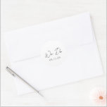 Sticker Rond Simple noir et blanc Mariage moderne<br><div class="desc">Élégant autocollant de mariage avec une mise en page simple et minimale avec "We Do" dans une typographie contemporaine. Un design classique avec une touche moderne.</div>