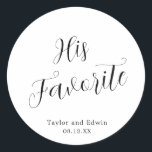 Sticker Rond Simple noir et blanc Son Mariage moderne favori<br><div class="desc">Autocollants de mariage noir et blanc contemporains avec une mise en page simple et minimaliste avec "Son Favori" dans un élégant script de calligraphie avec vos noms et date mariage. Un design moderne qui s'accorde avec n'importe quel style de mariage. Ces autocollants personnalisés sont parfaits pour mettre sur les bonbons...</div>