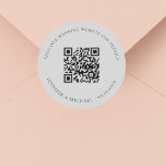 Sticker Rond Site mariage QR code détails rsvp gris<br><div class="desc">Ajoutez votre URL pour votre site mariage. Pour plus d'informations,  détails,  rsvp en ligne. Arrière - plan gris clair,  texte noir.</div>