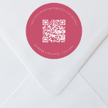 Sticker Rond Site mariage QR code détails rsvp magenta<br><div class="desc">Ajoutez votre URL pour votre site mariage. Pour plus d'informations,  détails,  rsvp en ligne. Un arrière - plan de couleur magenta,  texte blanc.</div>