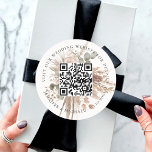 Sticker Rond Site mariage QR code détails rsvp pampas<br><div class="desc">Ajoutez votre URL pour votre site mariage. Pour plus d'informations,  détails,  rsvp en ligne. Un arrière - plan blanc décoré de fleurs terreuses muettes,  d'herbe de pampas et de verdure d'eucalyptus.</div>