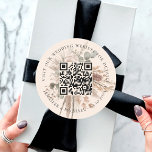 Sticker Rond Site mariage QR code détails rsvp pampas beige<br><div class="desc">Ajoutez votre URL pour votre site mariage. Pour plus d'informations,  détails,  rsvp en ligne. Arrière - plan beige crème décorée de fleurs terreuses,  d'herbe de pampas et de verdure d'eucalyptus.</div>