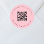 Sticker Rond Site mariage QR code détails rsvp rose<br><div class="desc">Ajoutez votre URL pour votre site mariage. Pour plus d'informations,  détails,  rsvp en ligne. Un arrière - plan de couleur rose,  du texte noir.</div>