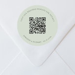 Sticker Rond Site mariage QR code détails rsvp sauge vert<br><div class="desc">Ajoutez votre URL pour votre site mariage. Pour plus d'informations,  détails,  rsvp en ligne. Un arrière - plan vert sage,  texte noir.</div>