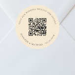 Sticker Rond Site web mariage QR code détails rsvp pêche<br><div class="desc">Ajoutez votre URL pour votre site mariage. Pour plus d'informations,  détails,  rsvp en ligne. Un arrière - plan de couleur pêche légère,  texte noir.</div>
